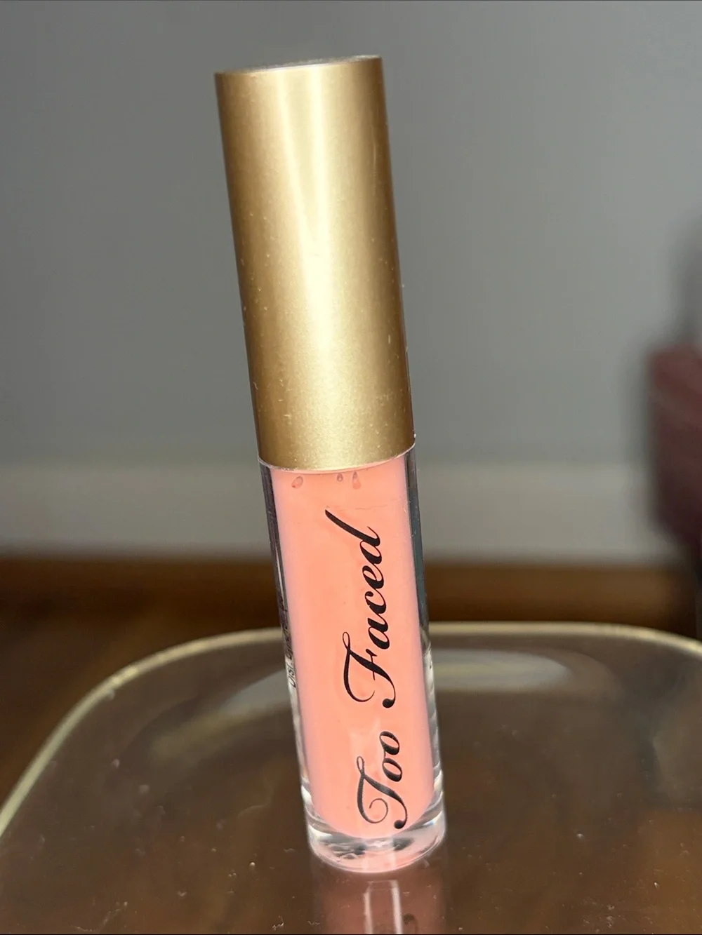 Too Faced Peach-Pink Lip Gloss mini 1.5 g- on Naked Dolly